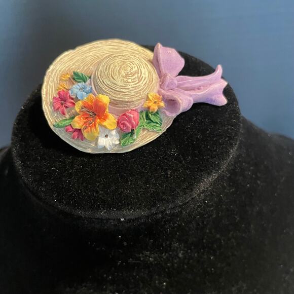 Vintage collectible Sun hat easter pin brooch lapel bonnet enamel floral bow - Picture 7 of 8